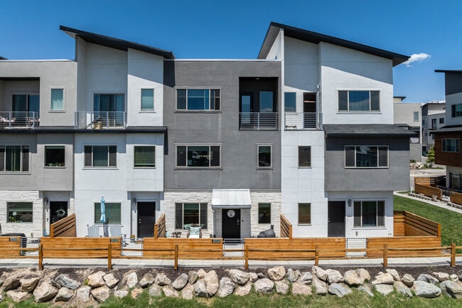 Sun River Townhomes in Layton, UT - Foto de edificio - Building Photo