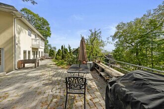 4 Colony Rd in Edgewater, NJ - Building Photo - Building Photo