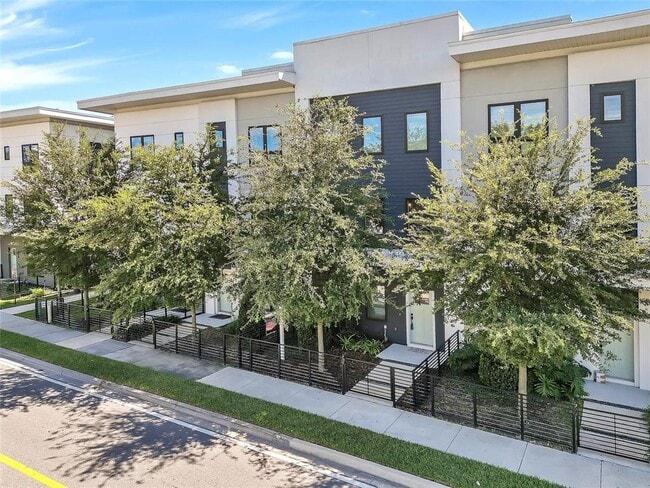 property at 212 E Pineloch Ave