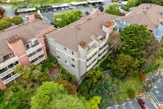 Saddleback in Daly City, CA - Foto de edificio - Building Photo