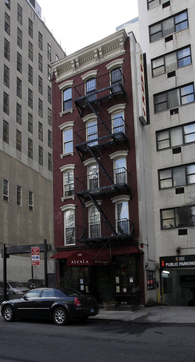 342 E 46th St in New York, NY - Building Photo - Building Photo