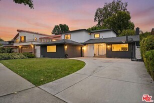 6558 Lasaine Ave in Los Angeles, CA - Building Photo