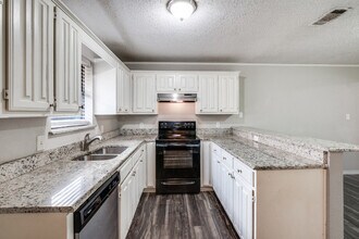 2118 Falcon Ridge Dr in Carrollton, TX - Building Photo - Building Photo