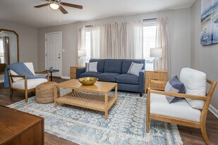 Yester Oaks in Mobile, AL - Building Photo