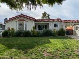 822 W 110th St in Los Angeles, CA - Building Photo