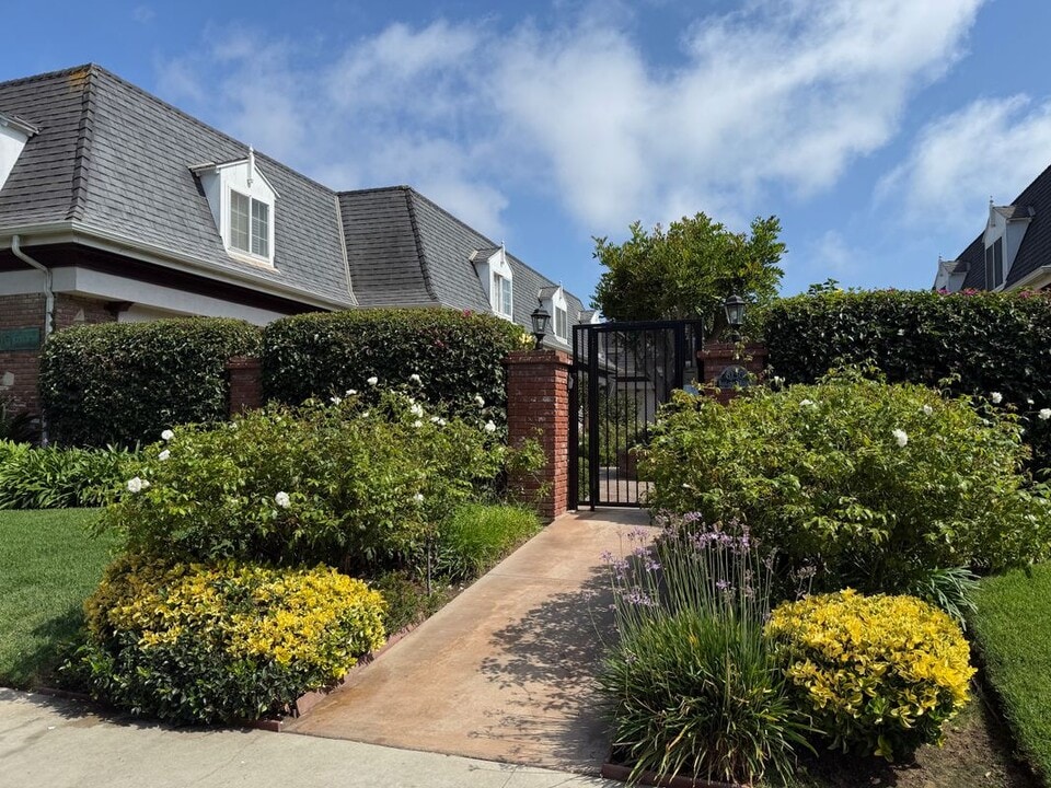 8130 Redlands St in Los Angeles, CA - Foto de edificio