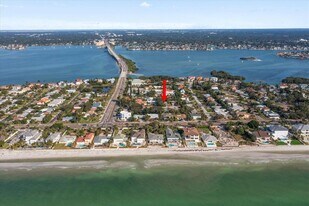 941 Palm Dr in Belleair Beach, FL - Building Photo