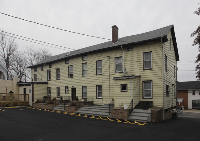 83 W Main St in Oyster Bay, NY - Foto de edificio - Building Photo