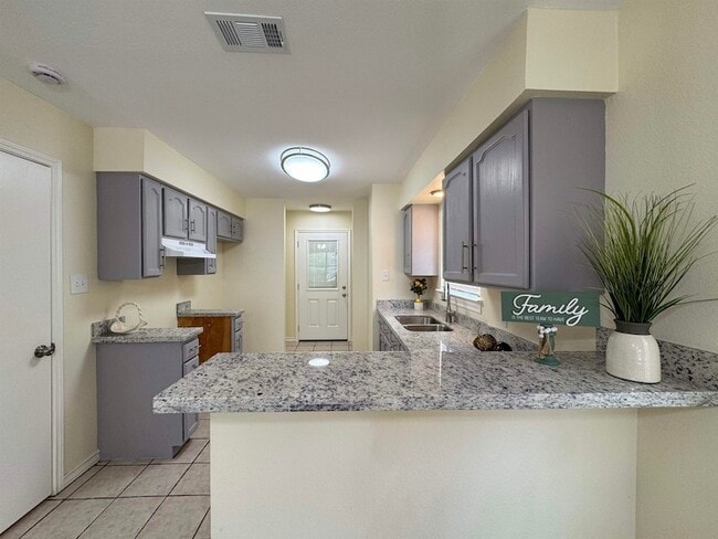 304 Anthony Ln in Laredo, TX - Foto de edificio - Building Photo