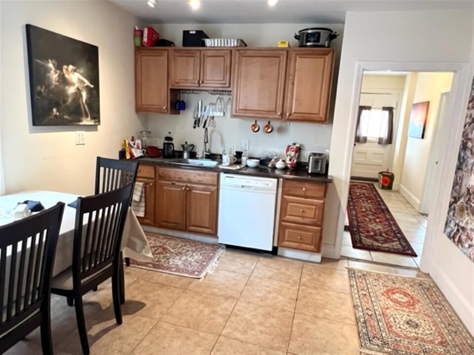 230 Cedar St, Unit 1 in Somerville, MA - Foto de edificio