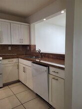10155 NW 9th St Cir in Miami, FL - Building Photo - Building Photo