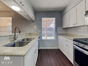 8466 Gallahad St in Houston, TX - Foto de edificio - Building Photo