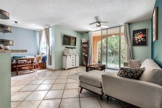 19601 E Country Club Dr in Aventura, FL - Building Photo - Building Photo