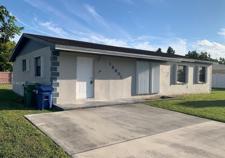 14301 SW 105th Ave in Miami, FL - Building Photo