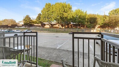 7373 Valley View Ln, Unit 1033 in Dallas, TX - Foto de edificio - Building Photo