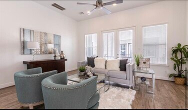 2718 McGowen St in Houston, TX - Foto de edificio - Building Photo