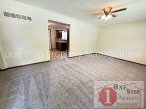 110 SW Moore Ct in Blue Springs, MO - Building Photo - Building Photo