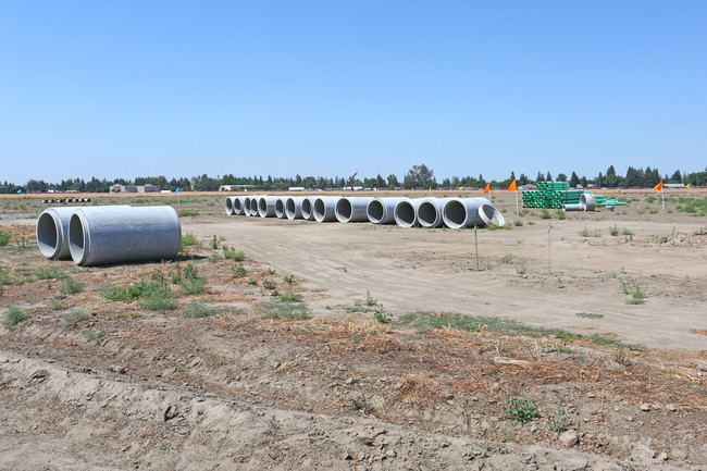 Grand Oak Apartments in Tulare, CA - Building Photo - Building Photo