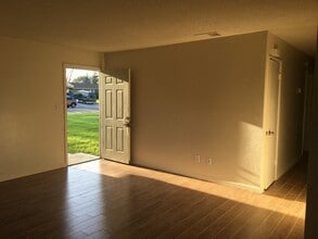 3405 Rosemary Ln in Bakersfield, CA - Building Photo - Building Photo