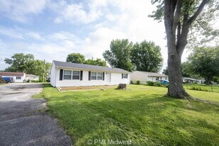 126 Lewis Dr in Mooresville, IN - Building Photo