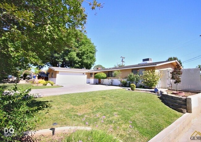 3201 Kaibab Ave in Bakersfield, CA - Building Photo - Building Photo