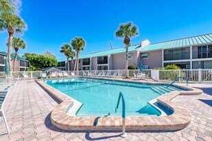 5683 Midnight Pass Rd, Unit 105 in Siesta Key, FL - Building Photo