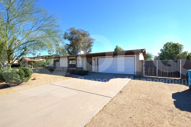 5019 E Laurel Ln