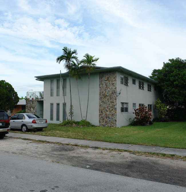 765 NE 166th St in Miami, FL - Building Photo - Building Photo