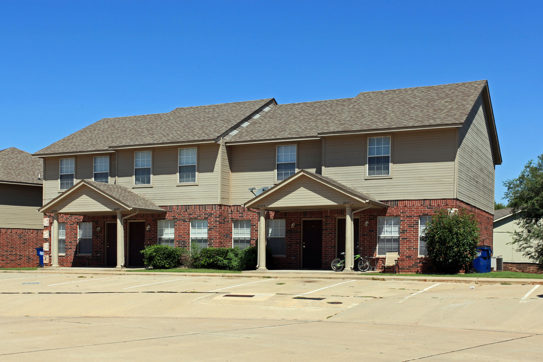 East Hills Townhomes in Mustang, OK - Building Photo