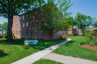 30 Outlook Ave in West Hartford, CT - Foto de edificio - Building Photo