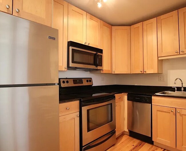 3033 N Sheridan Rd, Unit 402 in Chicago, IL - Foto de edificio - Building Photo