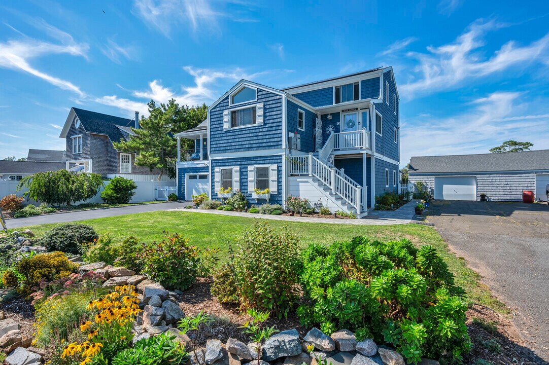 15 Summer Island Point in Branford, CT - Building Photo