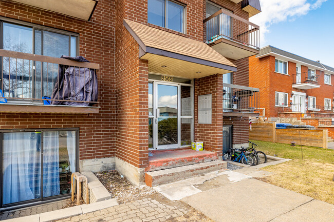 2565 D'athènes Av in Brossard, QC - Building Photo - Building Photo