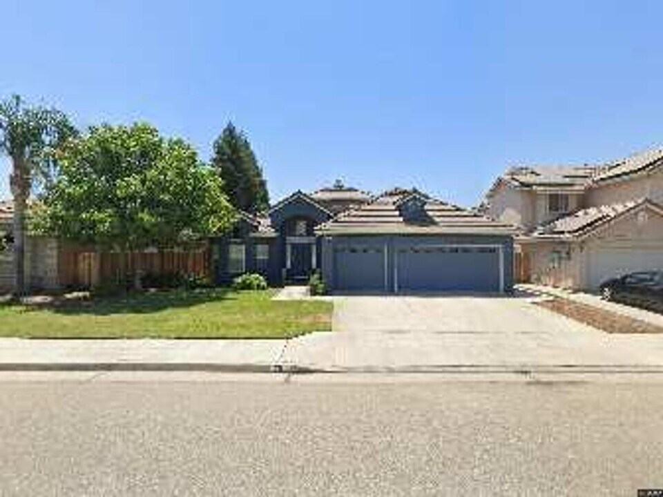 711 E Omaha Ave in Fresno, CA - Building Photo