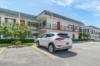 3200 Lake Osborne Dr in Lake Worth, FL - Foto de edificio - Building Photo