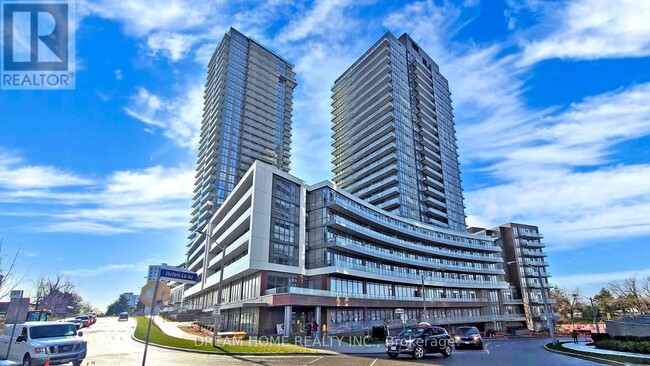 32-832 Forest Manor Rd in Toronto, ON - Building Photo - Building Photo