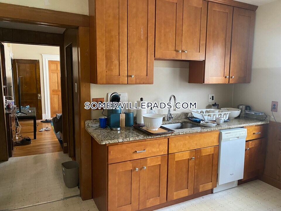 142 W Adams St-Unit -2 in Somerville, MA - Foto de edificio