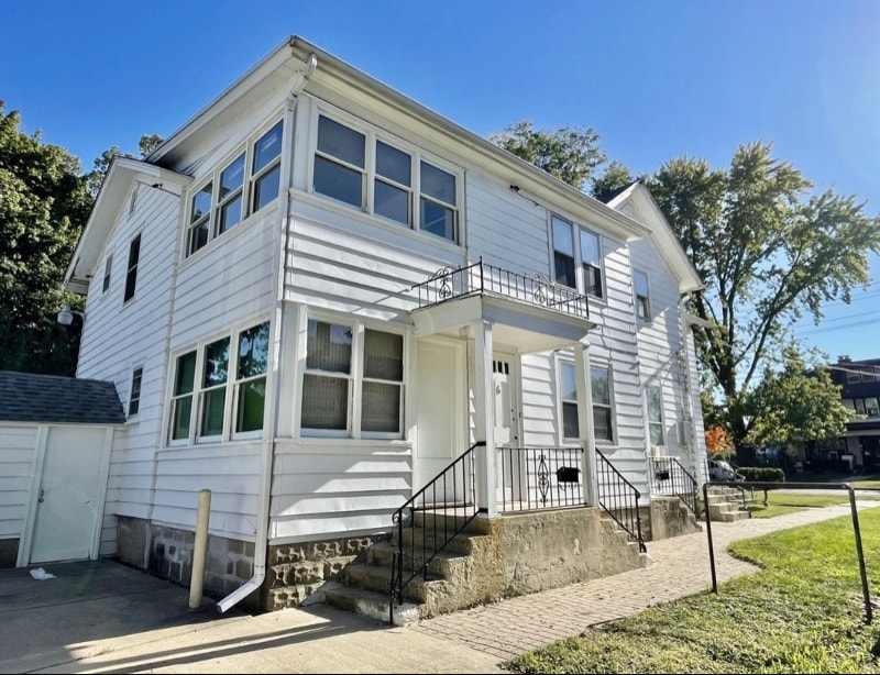 426 E Benton St in Aurora, IL - Foto de edificio