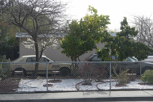 202-208 Schafer Rd in Hayward, CA - Building Photo - Building Photo