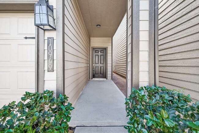 10949 Cannes Memorial Dr in Houston, TX - Foto de edificio - Building Photo