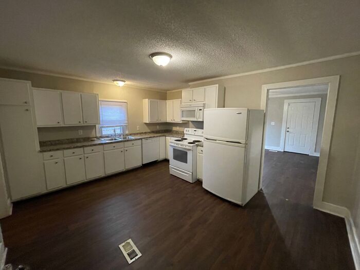 1401 Linwood Rd in Gastonia, NC - Building Photo