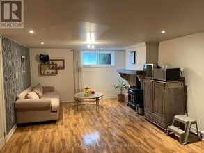 7 Duncairn Dr in Toronto, ON - Building Photo - Building Photo