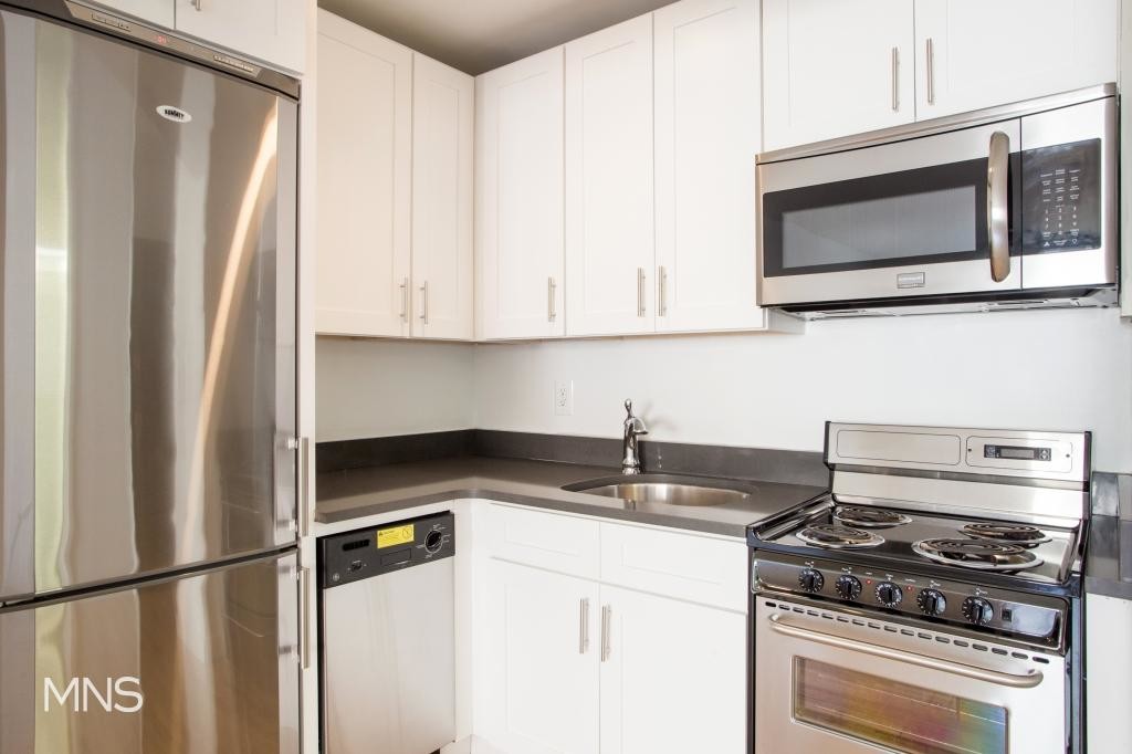 250 W 19th St in New York, NY - Building Photo