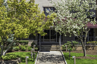 Marilyn Manor Condominium in Hackensack, NJ - Foto de edificio - Building Photo