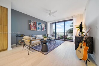 555 NE 8th St, Unit 1006 in Fort Lauderdale, FL - Building Photo - Building Photo