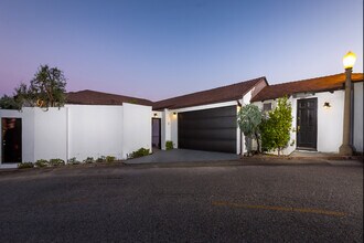 1733 Sunset Plaza Dr in Los Angeles, CA - Building Photo - Building Photo