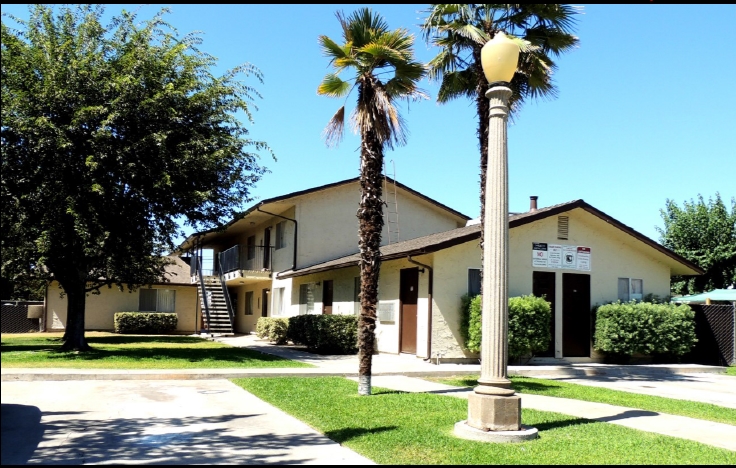 392 E 11th St in Hanford, CA - Building Photo