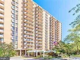 6100 Westchester Park Dr, Unit TR11 in College Park, MD - Building Photo