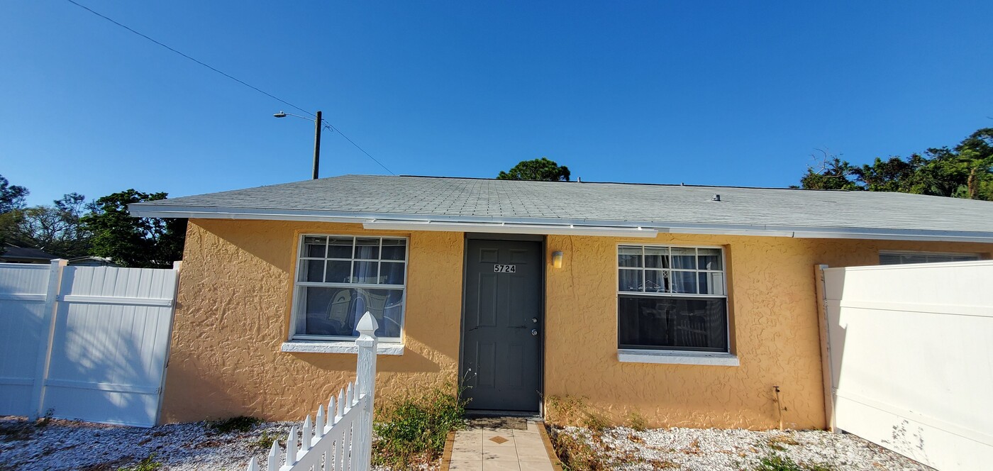 5724 9th Street Ct E in Bradenton, FL - Building Photo