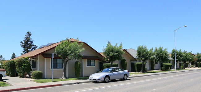 Caulfield Lane Senior Apartments in Petaluma, CA - Foto de edificio - Building Photo